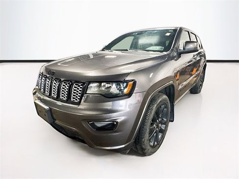 Used 2020 Jeep Grand Cherokee Altitude image 3