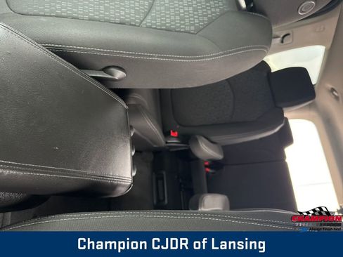 Used 2015 GMC Acadia SLE image 38