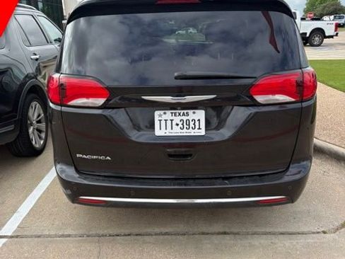 Used 2019 Chrysler Pacifica Touring-L image 4