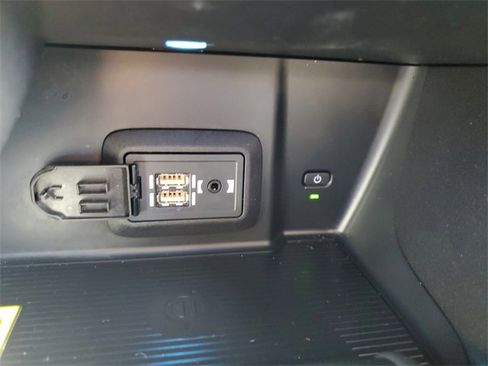 Used 2022 Toyota Venza LE image 21