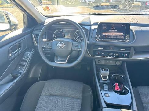 Used 2025 Nissan Rogue SV image 18