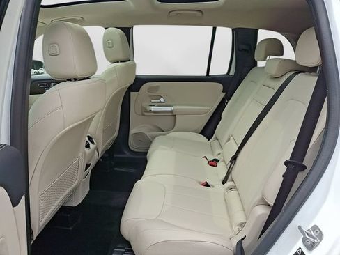 Used 2025 Mercedes-Benz GLB 250 4MATIC image 12