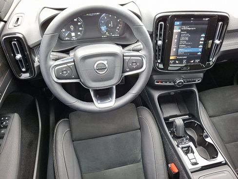 Used 2022 Volvo XC40 T5 R-Design w/ Advanced Package image 11