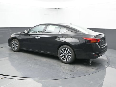 Used 2025 Nissan Altima 2.5 SV FWD image 10