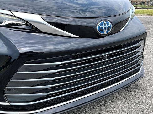 Used 2024 Toyota Sienna Platinum FWD image 30