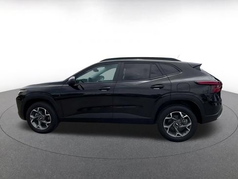 Used 2025 Chevrolet Trax LT FWD image 7