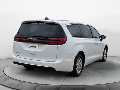 Used 2024 Chrysler Pacifica Touring-L FWD image 3