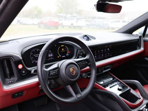 Used 2024 Porsche Cayenne Coupe image 9