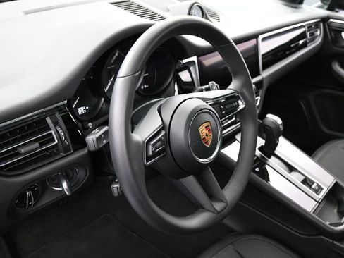 Certified 2025 Porsche Macan AWD/4WD image 16