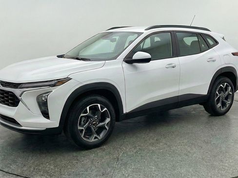 Used 2025 Chevrolet Trax LT w/ LT Convenience Package image 3