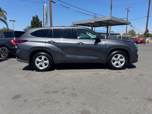 Used 2021 Toyota Highlander LE AWD/4WD image 8