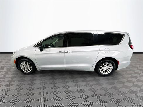 Used 2024 Chrysler Pacifica Touring-L image 34