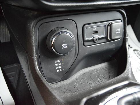Used 2017 Jeep Renegade Altitude AWD/4WD image 14