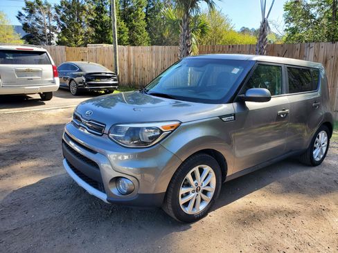 Used 2019 Kia Soul + image 3