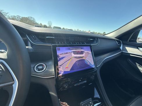 Used 2025 Jeep Grand Cherokee Limited image 21