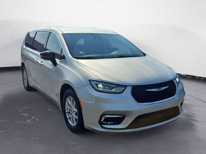 Used 2024 Chrysler Pacifica Touring-L