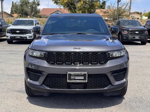 Used 2025 Jeep Grand Cherokee Altitude AWD/4WD image 6