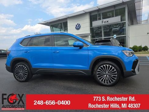 Used 2025 Volkswagen Taos SE image 1