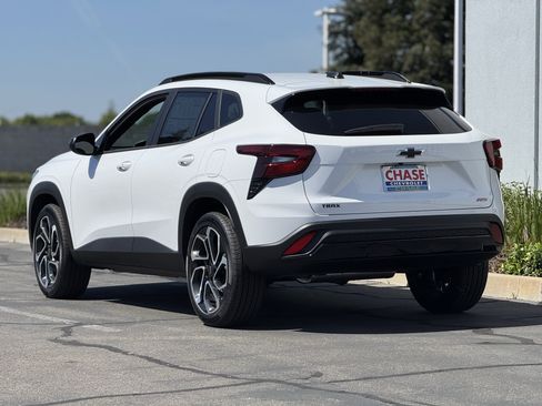 New 2026 Chevrolet Trax RS w/ Sunroof Package FWD image 5