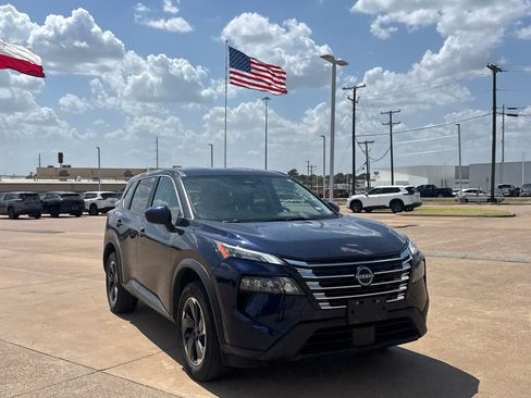 Certified 2025 Nissan Rogue SV FWD image 2