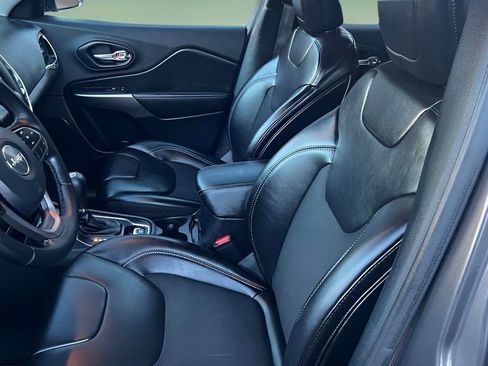 Used 2019 Jeep Cherokee Latitude Plus w/ Cold Weather Group image 16