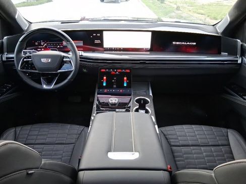 Used 2025 Cadillac Escalade ESV V image 7