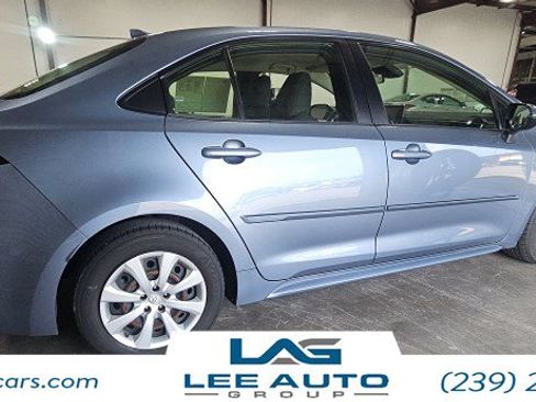 Used 2022 Toyota Corolla LE FWD image 2