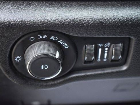 Used 2025 Chrysler Pacifica Select FWD image 25