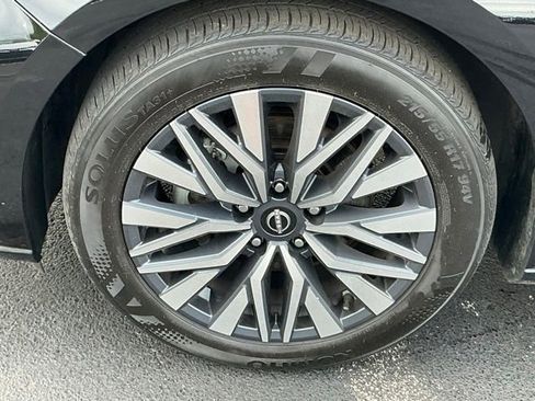 Used 2025 Nissan Altima 2.5 SV FWD image 11