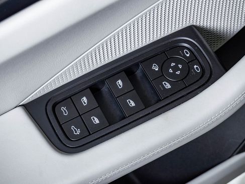 Certified 2025 Porsche Macan 4S Electric AWD/4WD image 26