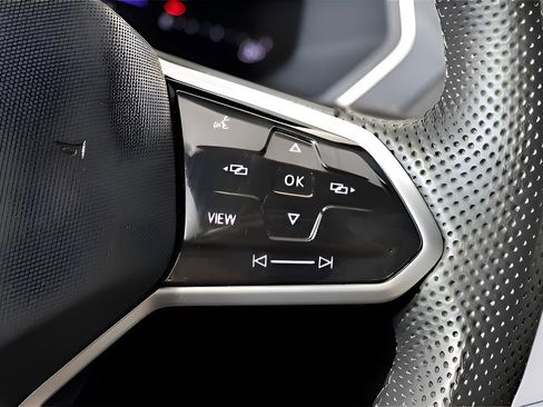 Used 2023 Volkswagen Tiguan SE R-Line image 43