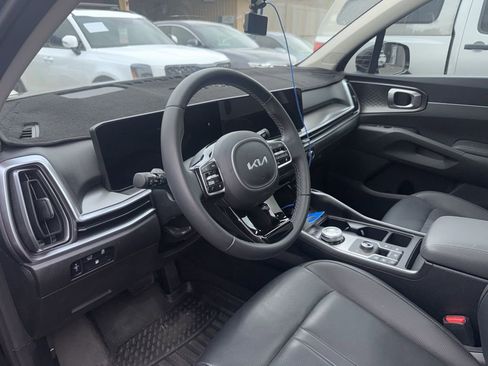 Used 2025 Kia Sorento EX w/ EX Panoramic Sunroof Package image 2