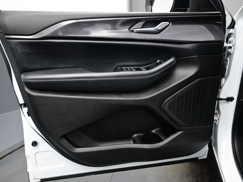 Used 2023 Jeep Grand Cherokee Altitude image 9