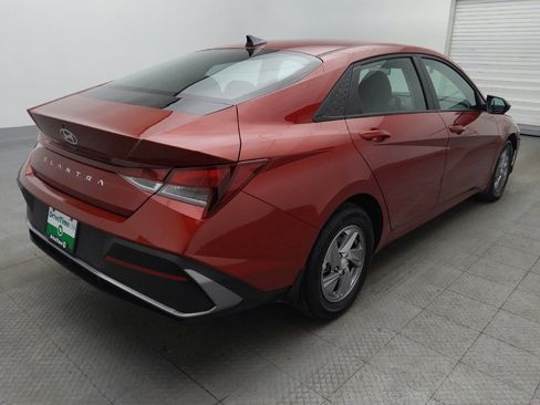 Used 2025 Hyundai Elantra SE image 9