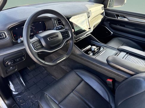 Used 2024 Jeep Wagoneer L Series II w/ Flexible Seating Group image 10