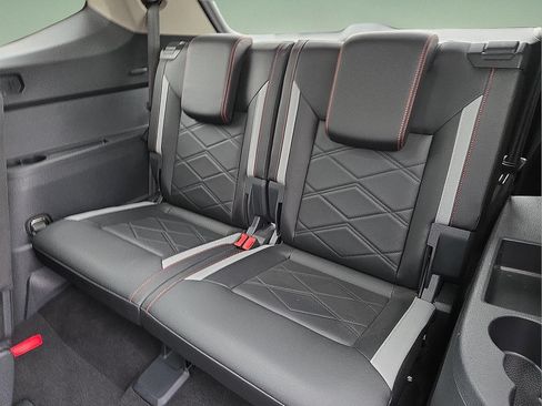 Used 2025 Volkswagen Atlas Peak Edition SE AWD/4WD image 10