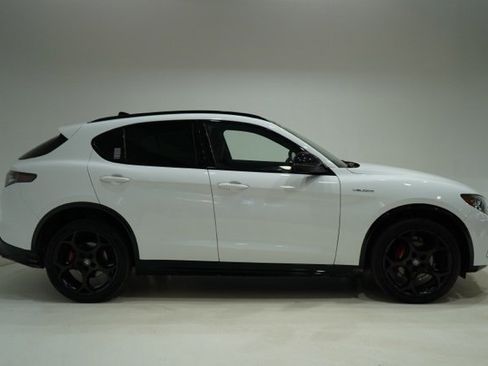 Used 2024 Alfa Romeo Stelvio Veloce image 8