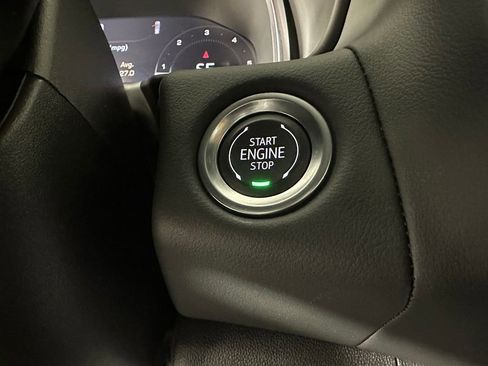 Used 2024 GMC Yukon SLT w/ SLT Luxury Package image 16