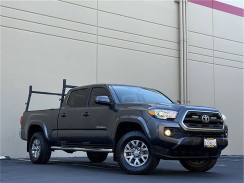 Used 2017 Toyota Tacoma SR5 w/ Tow Package RWD image 23