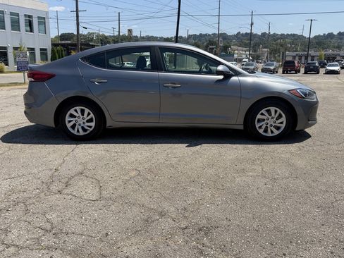Used 2018 Hyundai Elantra SE w/ Cargo Package FWD image 8