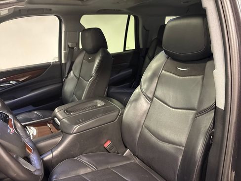 Used 2018 Cadillac Escalade Premium Luxury RWD image 35