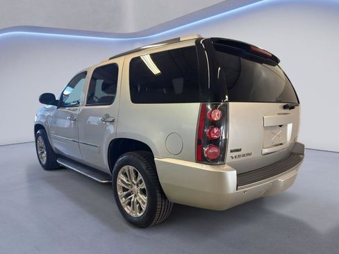 Used 2010 GMC Yukon Denali AWD/4WD image 4