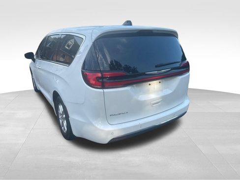 Used 2023 Chrysler Pacifica Touring-L FWD image 17