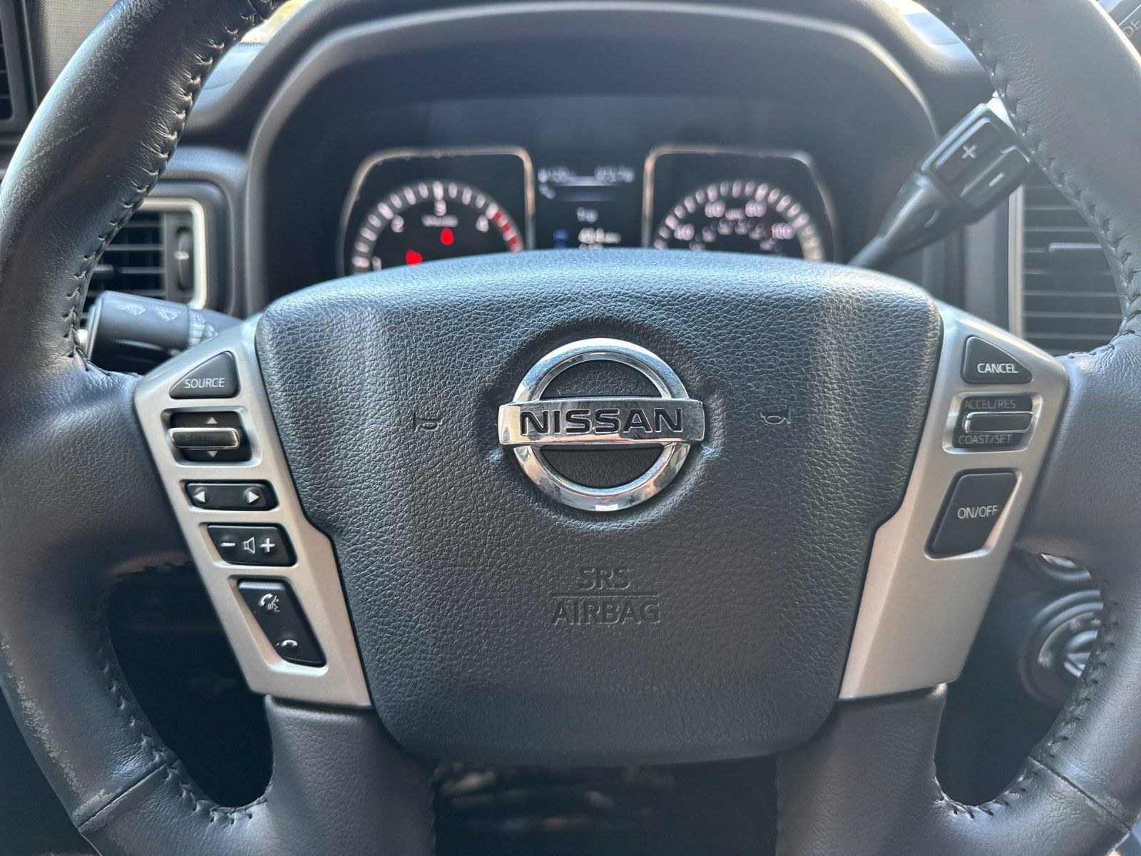 Used 2018 Nissan Titan SV w/ SV Convenience Package AWD/4WD image 26
