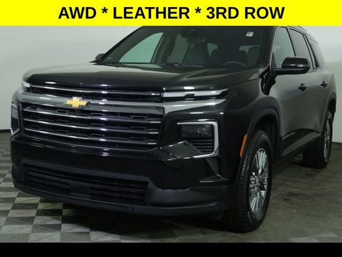 Used 2025 Chevrolet Traverse LT image 1