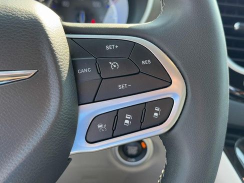 Used 2024 Chrysler Pacifica Touring-L FWD image 22