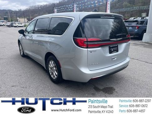 Used 2024 Chrysler Pacifica Touring-L FWD image 10