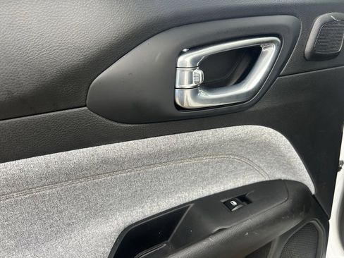 Used 2024 Jeep Compass Latitude w/ Sun and Sound Group image 27