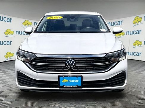 Used 2024 Volkswagen Jetta SE FWD image 2