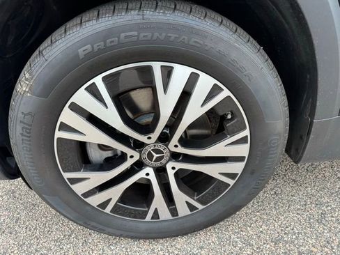 Used 2024 Mercedes-Benz GLB 250 4MATIC image 3